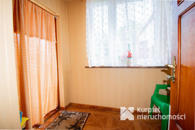 Dom z dużą działką i zabudowaniami gospodarczymi