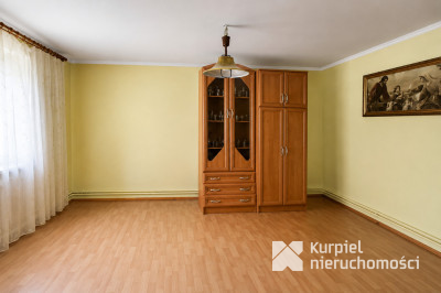 Opaka dom wśród zieleni i stawow