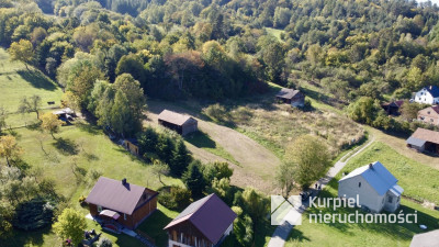 Działka budowlana 25 ar. z drewnianą chatą 8 km od Krasiczyna