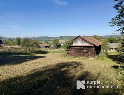 Działka budowlana 25 ar. z drewnianą chatą 8 km od Krasiczyna
