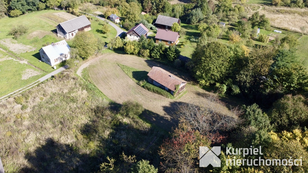 Działka budowlana 25 ar. z drewnianą chatą 8 km od Krasiczyna
