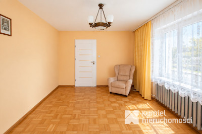 Przestronny dom typu kostka z garażem i tarasem